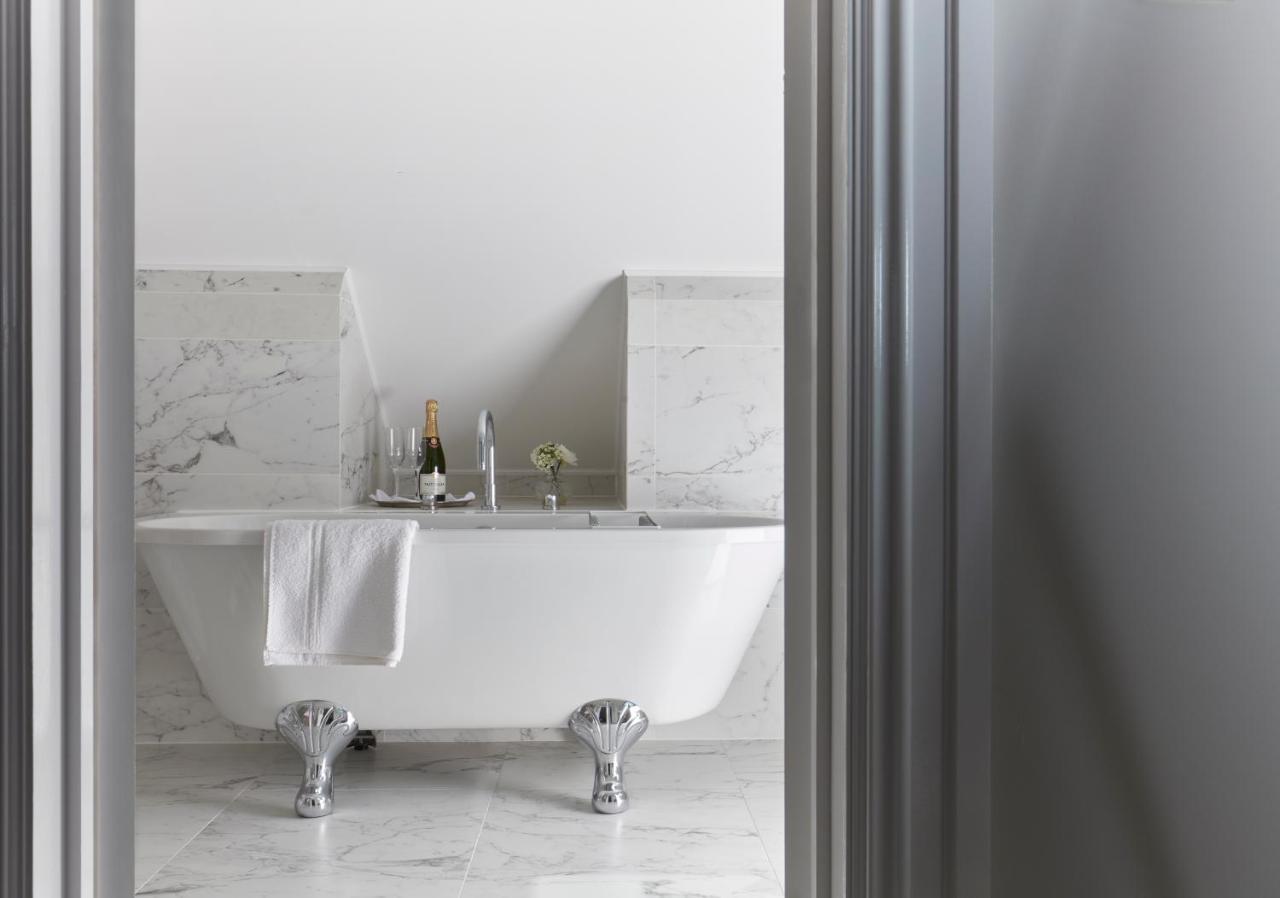 Bathen House Boutique Hotel Exteriér fotografie A freestanding bathtub