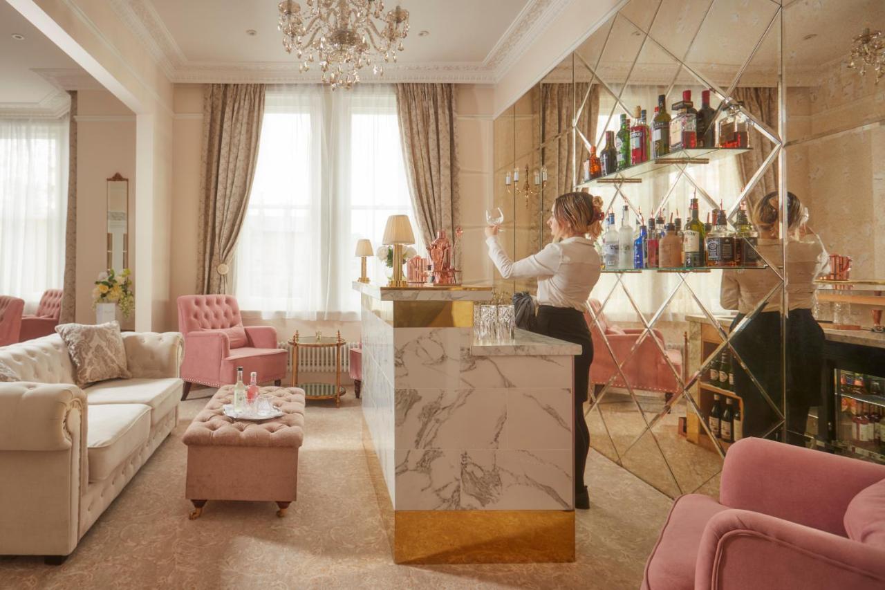 Bathen House Boutique Hotel Exteriér fotografie The bar at the Hotel de Crillon