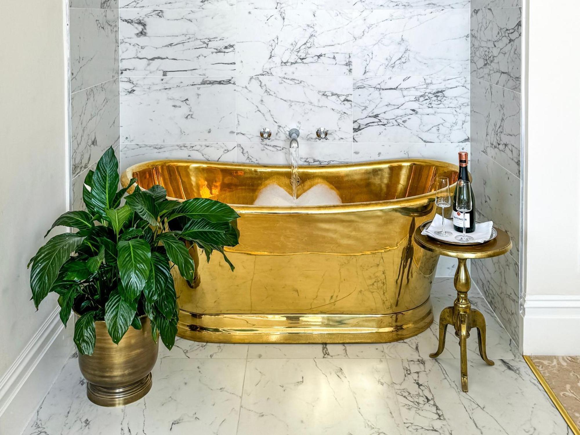 Bathen House Boutique Hotel Pokoj fotografie A freestanding copper bathtub